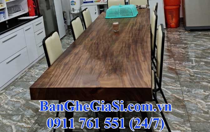 bàn ăn làm từ gỗ tự nhiên giá xưởng