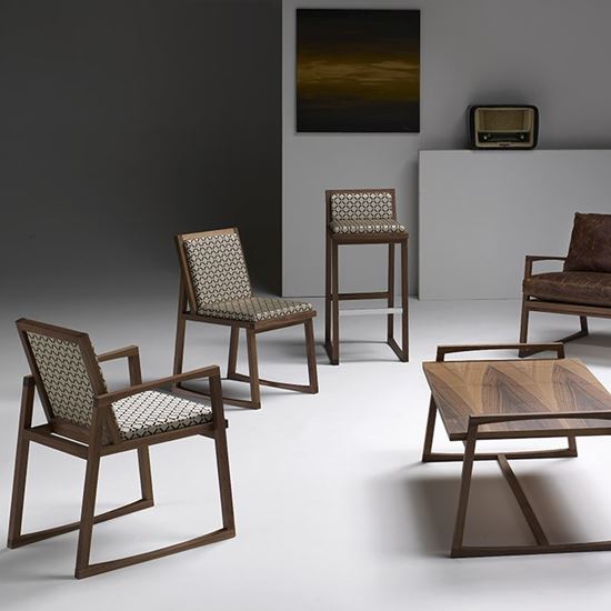 Bố trí bàn ghế gỗ phù hợp với không gian quán
