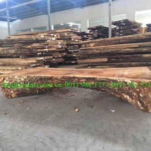 Giá bàn ăn gỗ nguyên tấm tại xưởng mua số lượng lớn ít, nên xem!